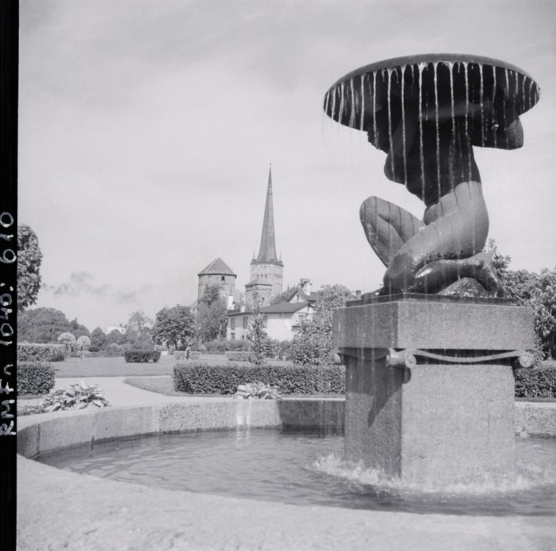 Tallinn, purskkaev skulptuuriga Tornide väljakul