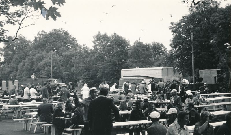 Foto. Juubelipidustuste aegne ETKVL-i välisöökla P.Soesoo nimelises pargis, juuli 1979.a. 
Foto: Arvo Tarmula.