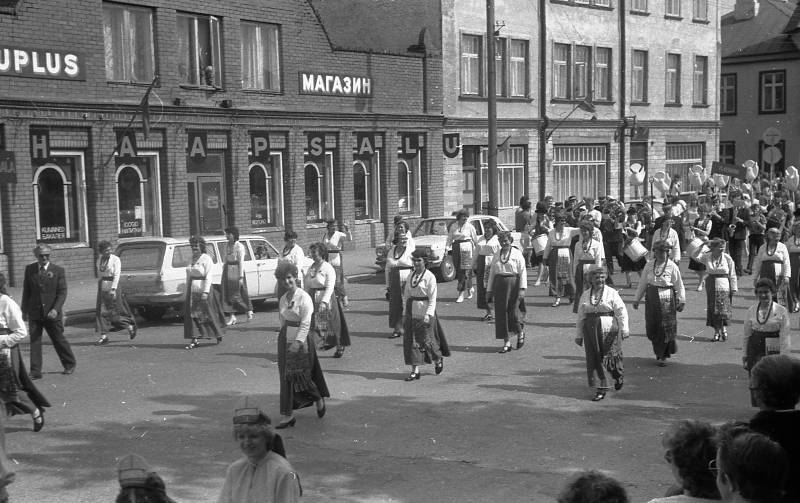 A. Nilsoni kogu. Negatiiv. Naiskooride laulupäev. Haapsalu 1984. Tallinna Kaubamaja naiskoor rongkäigus.