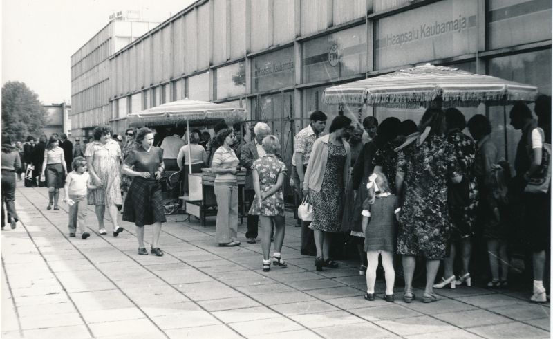 Foto. Juubelipidustuste aegne Haapsalu Kaubamaja esine, juuli 1979.a. 
Foto: Arvo Tarmula.