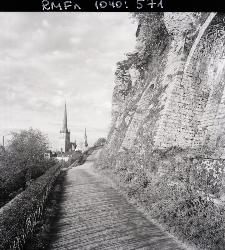 Tallinn, vaade Toompea müüri äärest Oleviste kiriku poole