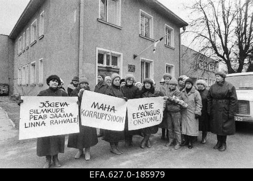 Protest demonstration against the privatisation of the employees of the ateljee of the Jõgeva Triangle Couple of the production unit. 14.03.1992