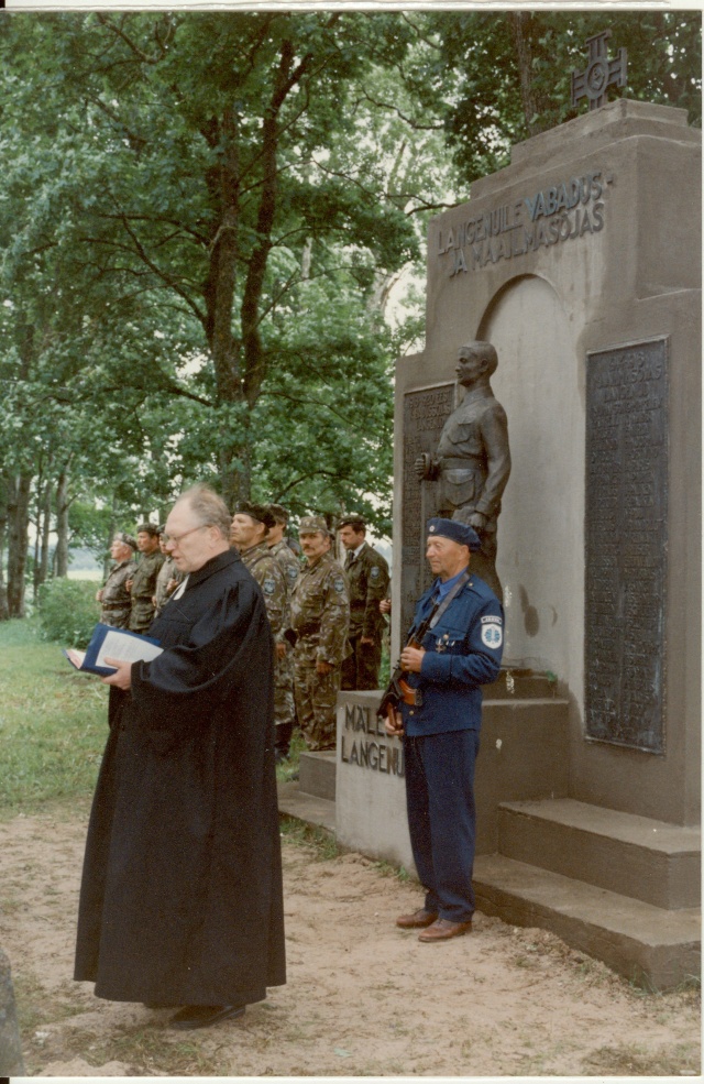 värvifoto Vabadussõja ausamba taasavamine Järva-Peetris 1995