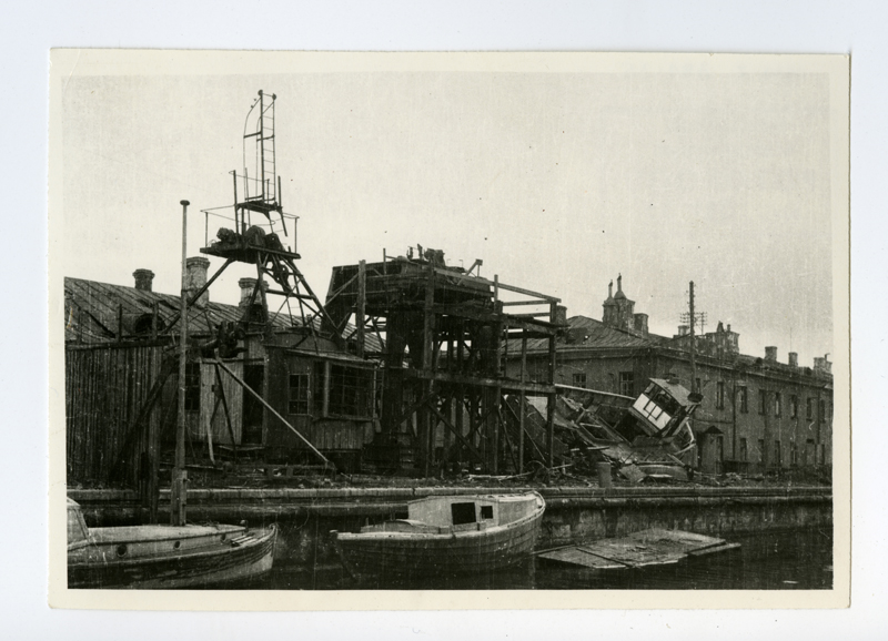 Sõjas purustatud Tallinna sadam. Kai ääres kaks mootorpaati, kail remonditakse 3 tonnise tõstejõuga kraanat.