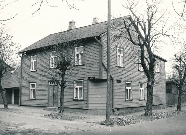 Linda t 18. Tartu, 1990. 
(Detail: nn lõigatud nurgaga maja - jälg kunagisest vürtspoe/koloniaalkaupade kaupluse ukse asukohast.)