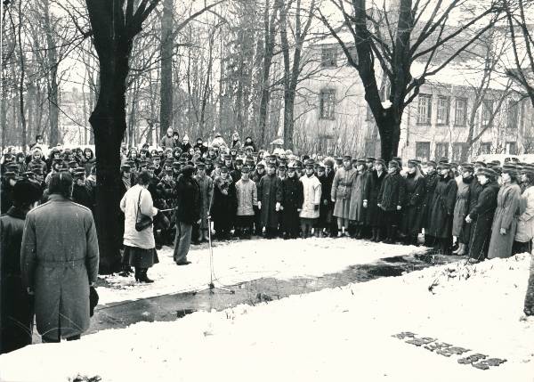 Tartu Pedagoogilise Kooli 160. aastapäeva mälestuskivi avamine 1988a.