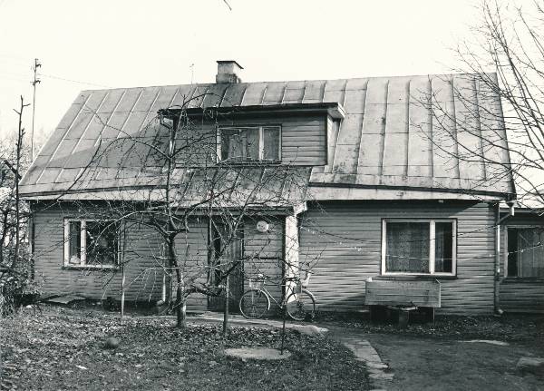 Karlova linnaosa: Salme t 18. Jalgratas maja ees; aed. Tartu, 1990.