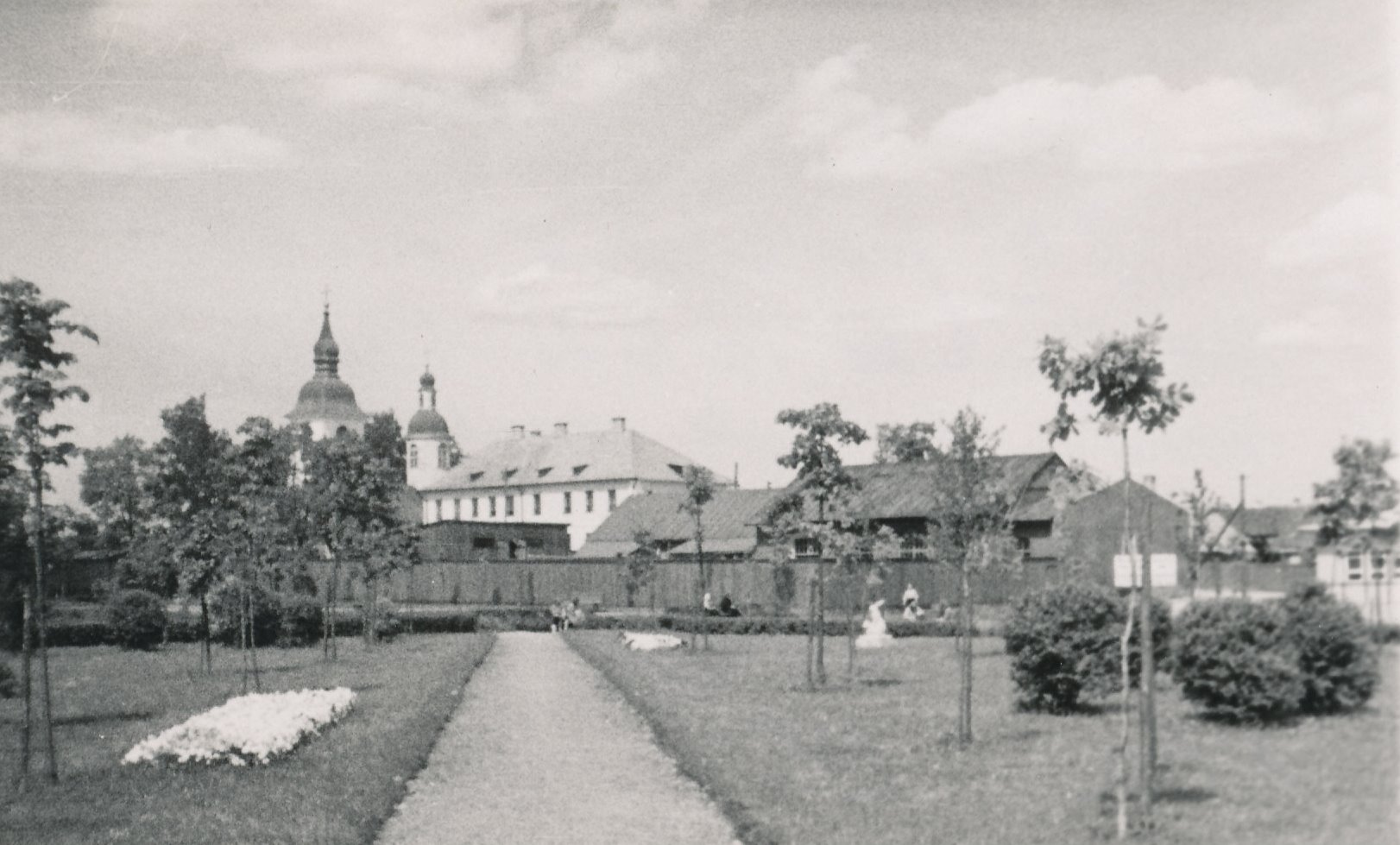Foto. Võru. Varemete asemele rajatud haljasala kesklinnas 1940.aastate lõpus