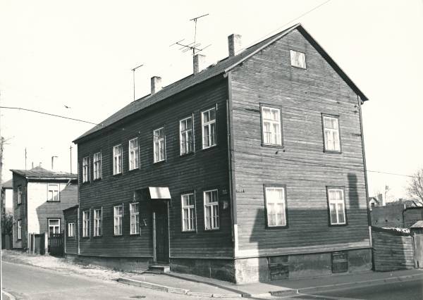 Karlova: Salme t 30, televisiooniantennid katusel. 
Tartu, 1990.