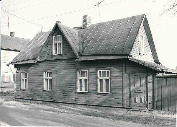 Karlova linnaosa: Tolstoi t 17 (Salme t poolne külg). Tartu, 1990.