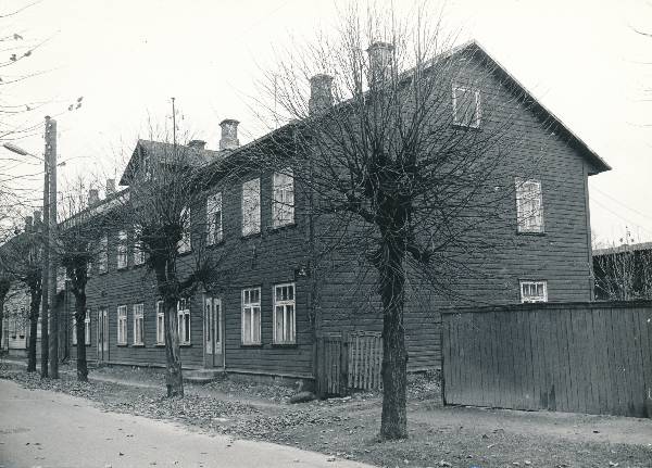Foto. Linda t 16. Tartu, 1990. 
(Detail: plankaed, tänavavalgustuspost.)