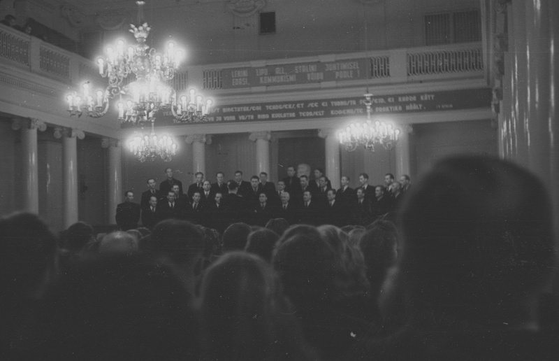 Meeskoor esinemas TRÜ peahoone aulas