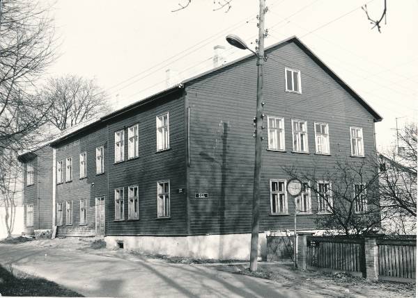 Karlova linnaosa: Salme t 2. Tänavavalgustuslamp, tänavasildid majal. Tartu, 1990.