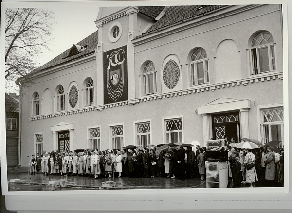 foto, Paide  linnale omavalitsusstaatuse kinnitamine Keskväljakul 1991.a.