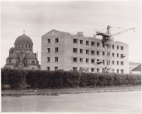 Hoone ehitus Püha Ülestõusmise kiriku kõrvale. 1960.aastail