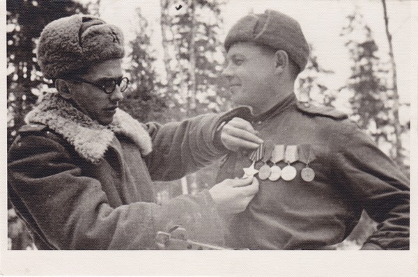 Teise maailmasõja sündmused Narvas. Major Holšnja annab üle ordenit "Au" N. Loginovile