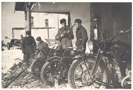 Teise maailmasõja sündmused Narvas. Narva rindel troofeks saadud motorrattad