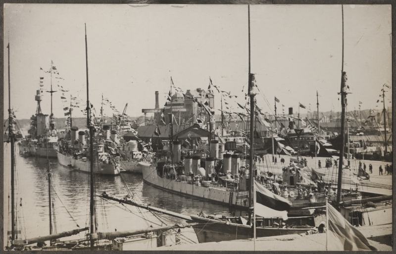 Rootsi kuninga saatelaevad Tallinna sadamas