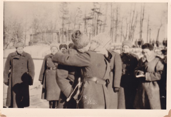 Teise maailmasõja sündmused Narvas. Marssal Govorov annab 63-le laskurdiviisile üle väelippu