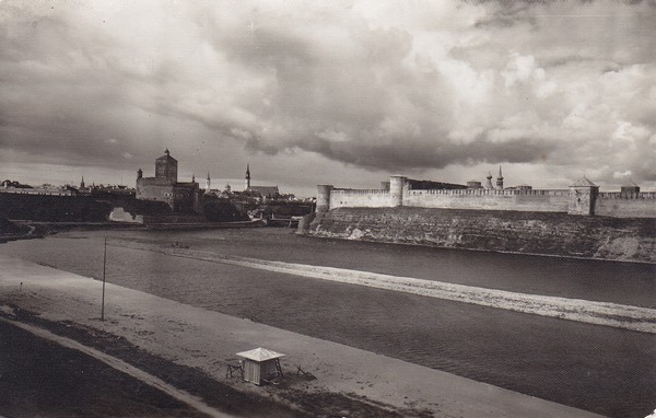 Narva linnuse ja Ivangorodi kindluse vaade
