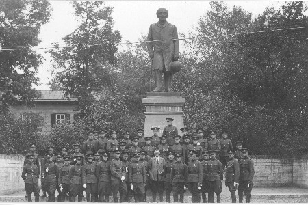 Grupp sõjaväelasi. Mälestussammas Kreenholmis