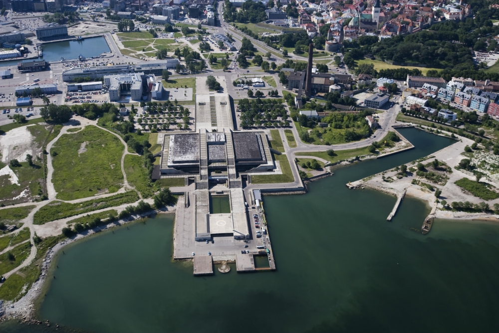 Aerofoto Tallinna Linnahalli ümbrusest. Paremal Vana-Kalasadam. Kaugemal paistmas Tallinna Vanasadama Admiraliteedi bassein.