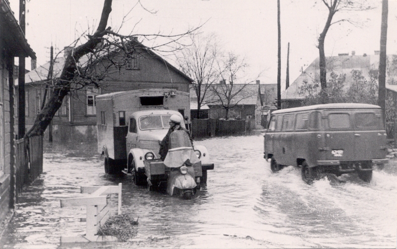 Foto. Erinevad mootorsõidukid trotsivad üleujutust Haapsalus.