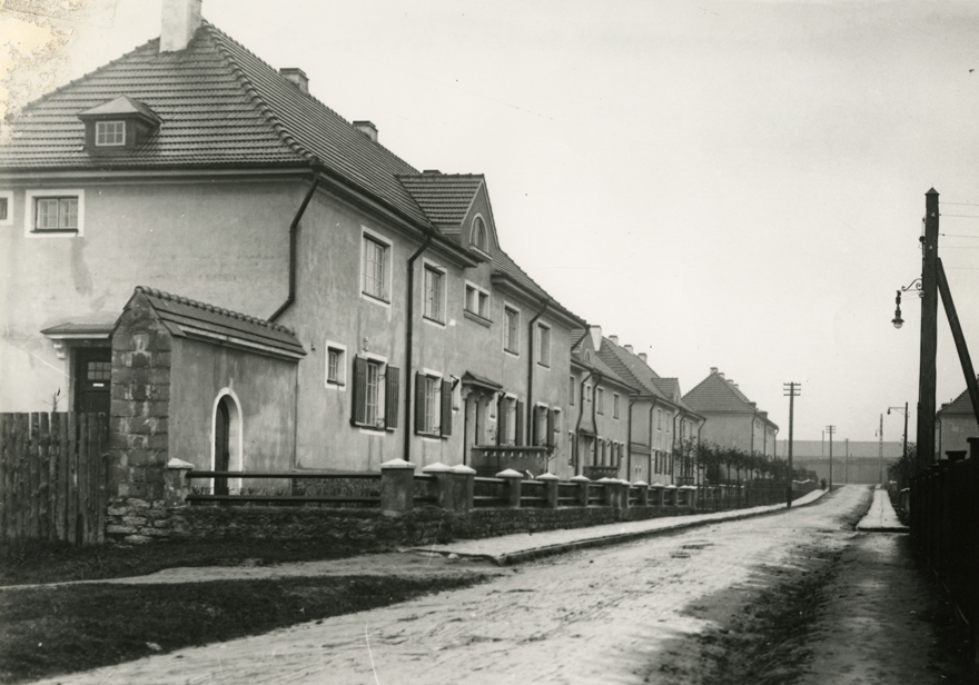 Elamuühing Oma Kolle elamud, vaade elamutereale piki tänavat. Arhitekt Herbert Johanson