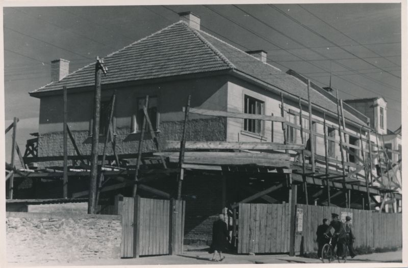 Foto. End. postkontori hoone taastamine Haapsalus Posti tänaval 09.07.1950.