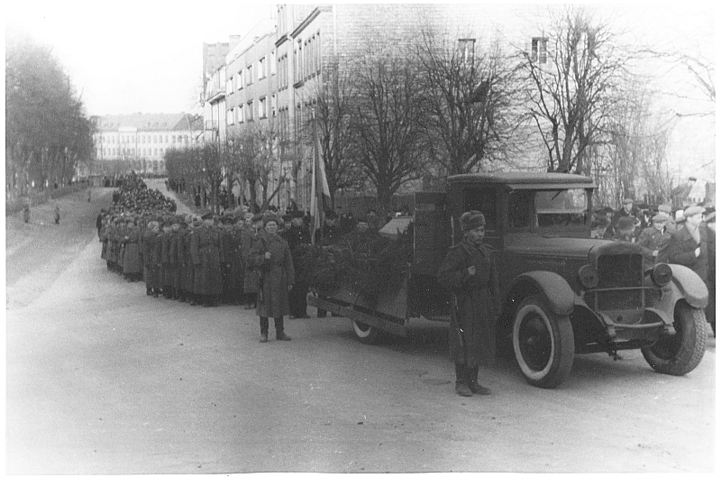 Suures Isamaasõjas langenute ümbermatmine Tõnismäele.