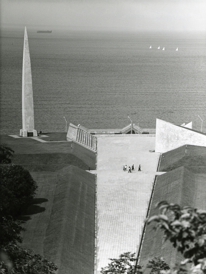 Maarjamäe memoriaal, panoraamvaade mere suunas. Arhitekt Allan Murdmaa, obelisk Mart Port; skulptor Matti Varik; reljeefid Lembit Tolli