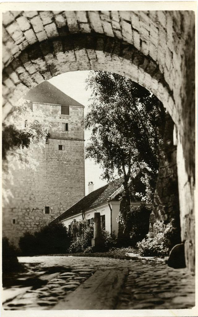 Vaade Kuressaare linnuse Kaitsetornile kindluse väravakäigust