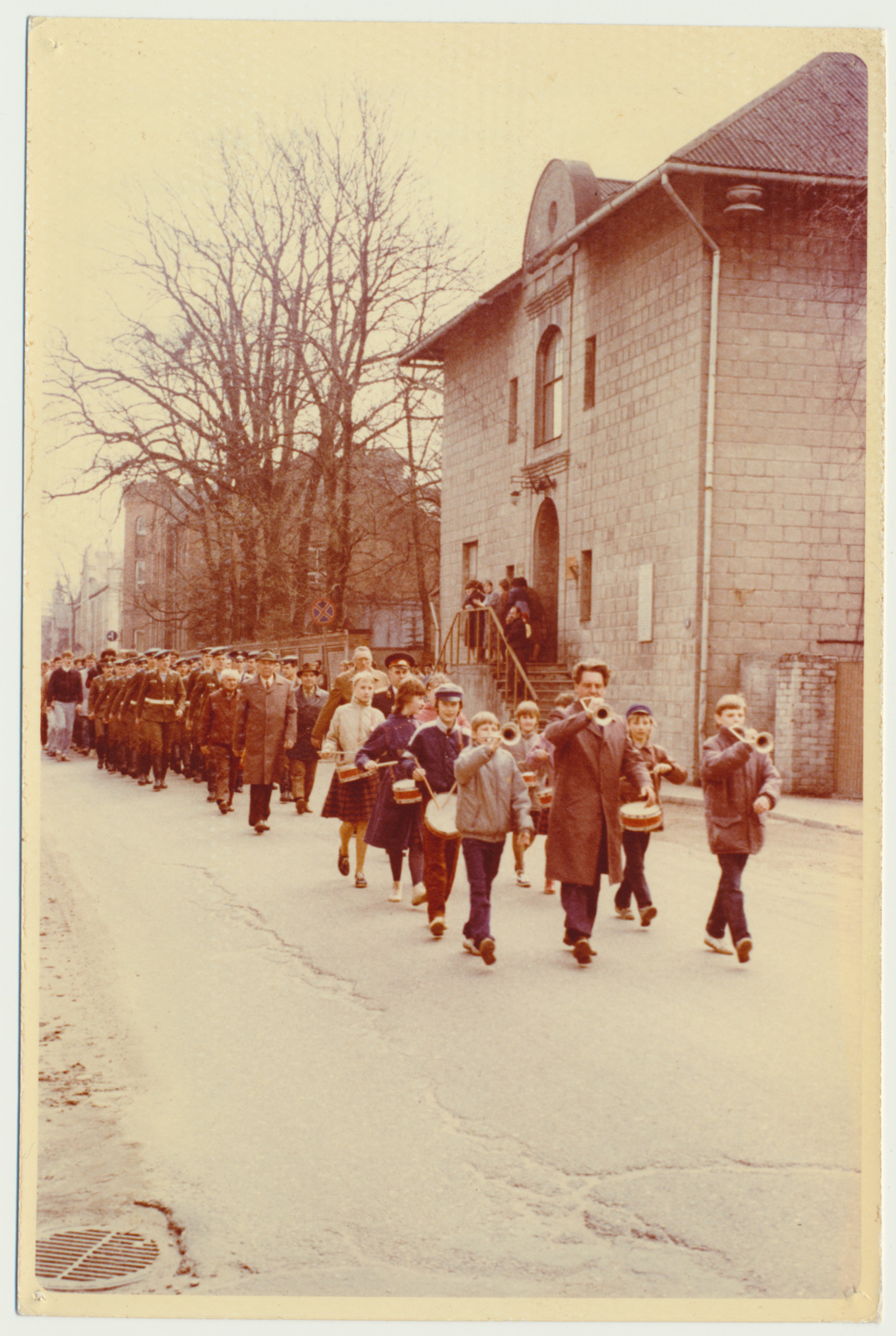 värvifoto, Viljandi, Jakobsoni tn, kutsealused, pidulik sõjaväkke saatmine, 1988 kevad, esiplaanil Rein Uusma