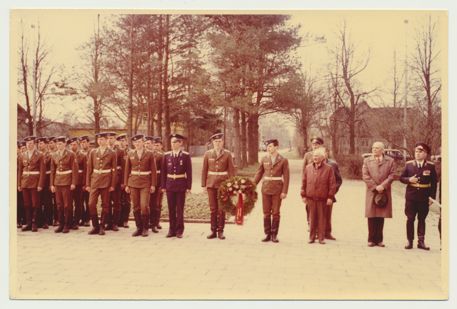 värvifoto, Viljandi, Uueveski vennaskalmistu, kutsealused, sõjaväkke saatmine 1988 kevad