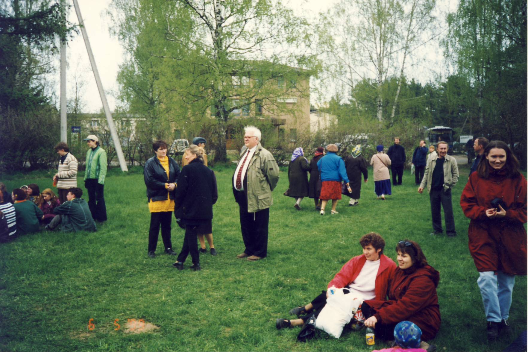 Jüripäev Värskas. Kirmask kiigeplatsil.