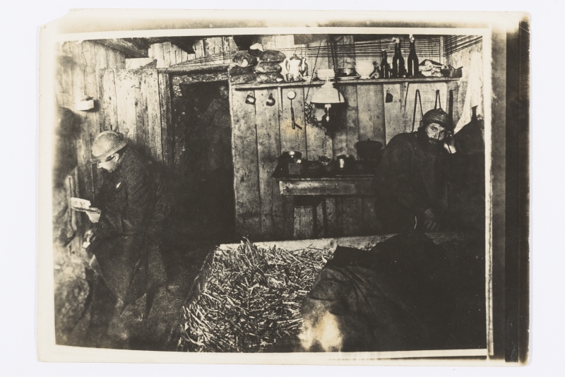 Sõjaväelased töökojas