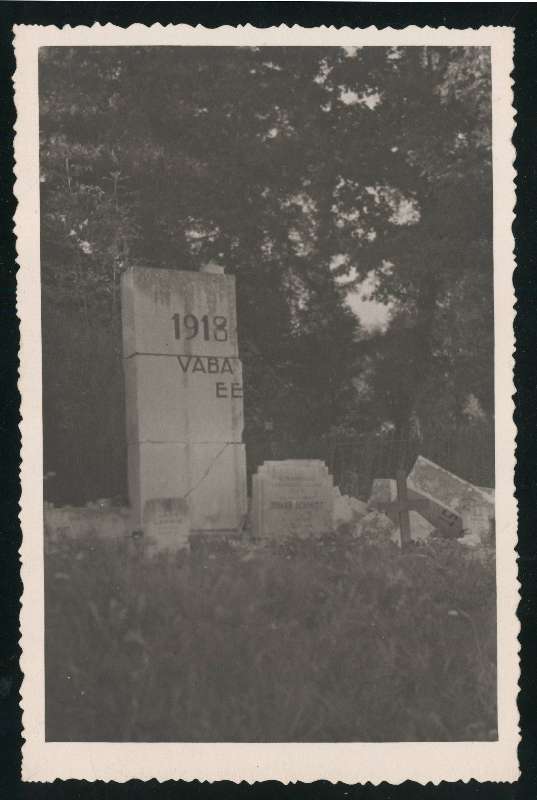 fotopostkaart, Viljandi, Vabadussõjas langenute kalmistu, purustatud mälestussammas ja hauatahvlid, 12.09.1945