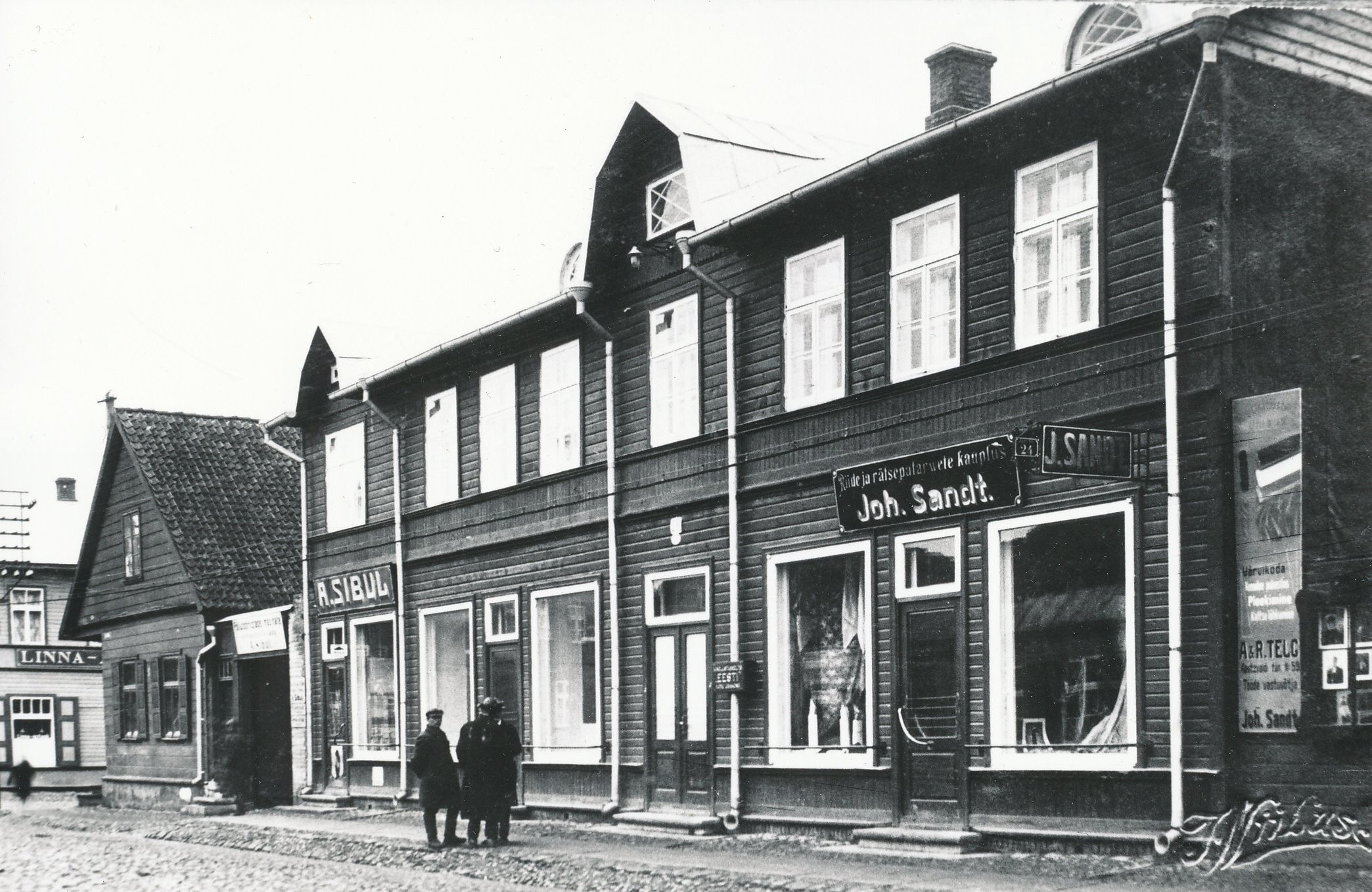 Foto. Võru.Kauplused "A. Sibul" ja "Joh. Sandt" Jüri tänaval. Jaan Niiluse foto 1930. aastate alul.