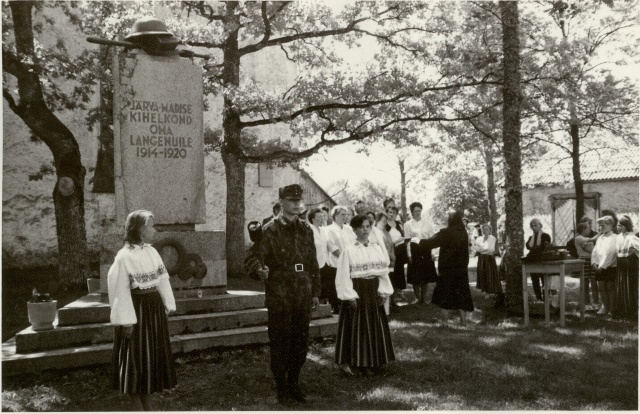 foto Vabadussõjas langenute mälestusmärgi juures Järva-Madisel 1990-ndad