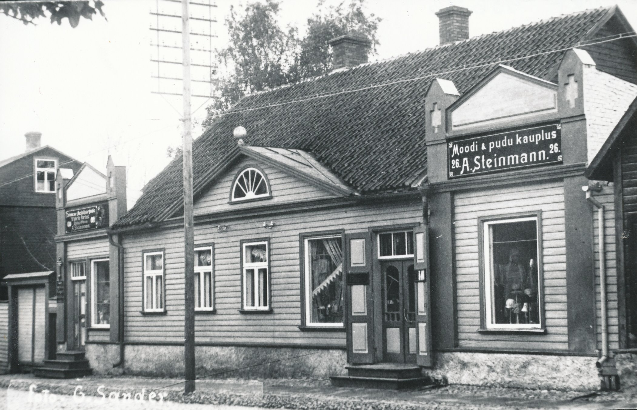Foto. Võru linna A. Steinmanni moe- ja pudukauplus Kreutzwaldi tn. 26 1930. aastatel.