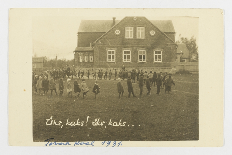 Algklasside võimlemistund Torma kooli õuel 1931. Tundi viib läbi Hugo Reimets