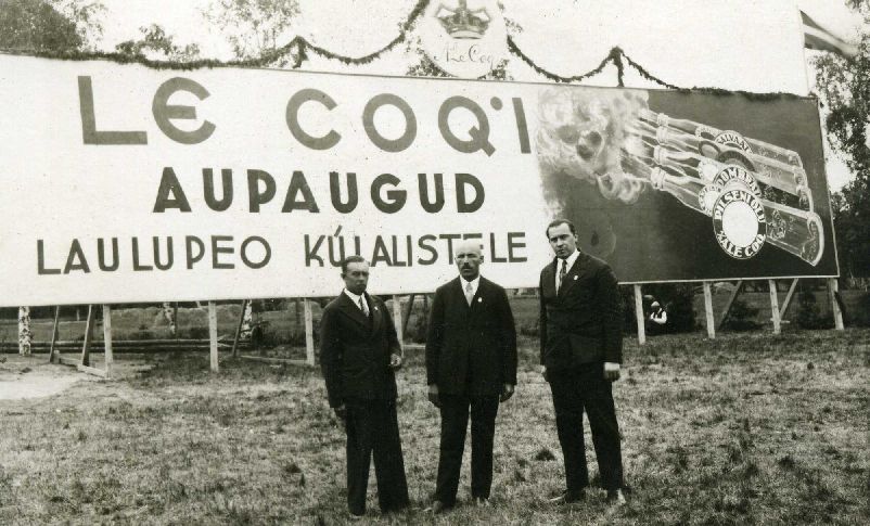 Õlletehase "A Le Coq" loosung laulupeo külalistele, keskel õlletehase meister Johannes Jesse. Tartu, 1926.