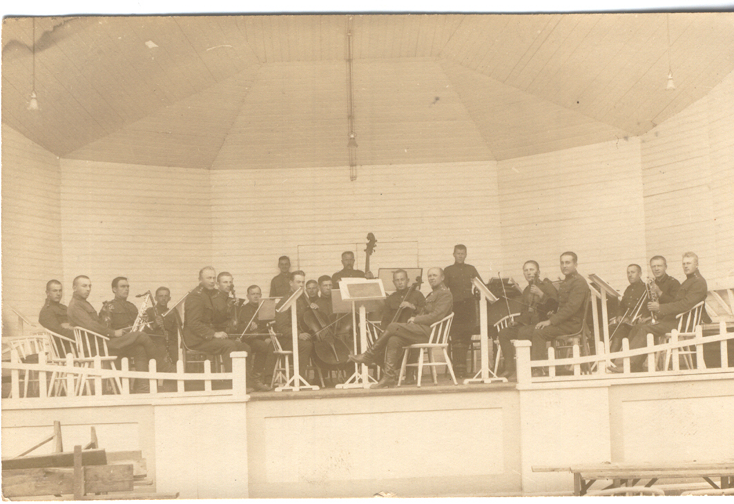 Foto 7.jalaväerügemendi orkestri baasil loodud sümfoniettorkester Eduard Tamme juhtimisel Kandle suveaias 1925.a. suvel.
