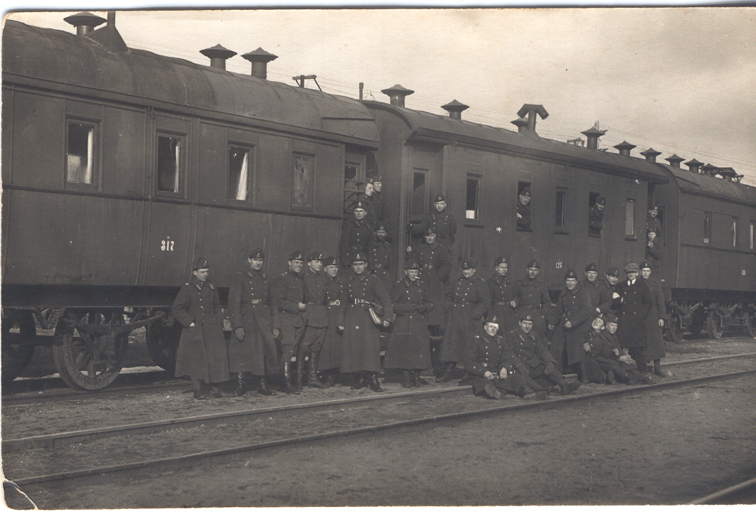 Foto 7.jalaväerügemendi orkester Petseri raudteejaamas ootamas sõitu Võnnu suunas 3.novembril 1927.a.