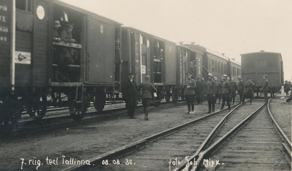 Foto.7. jalaväerügemendi ajateenijad Võru raudteejaamas teel Tallinna 8.augustil  1930.a.