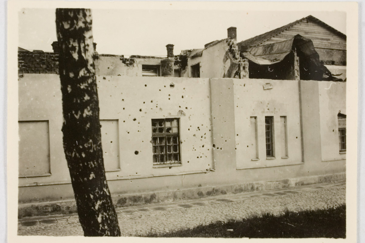 Granaadikildude külv Emajõe tänaval Livoonia õlletehase administratiivhoone seinas, Tartu 3. X 1941