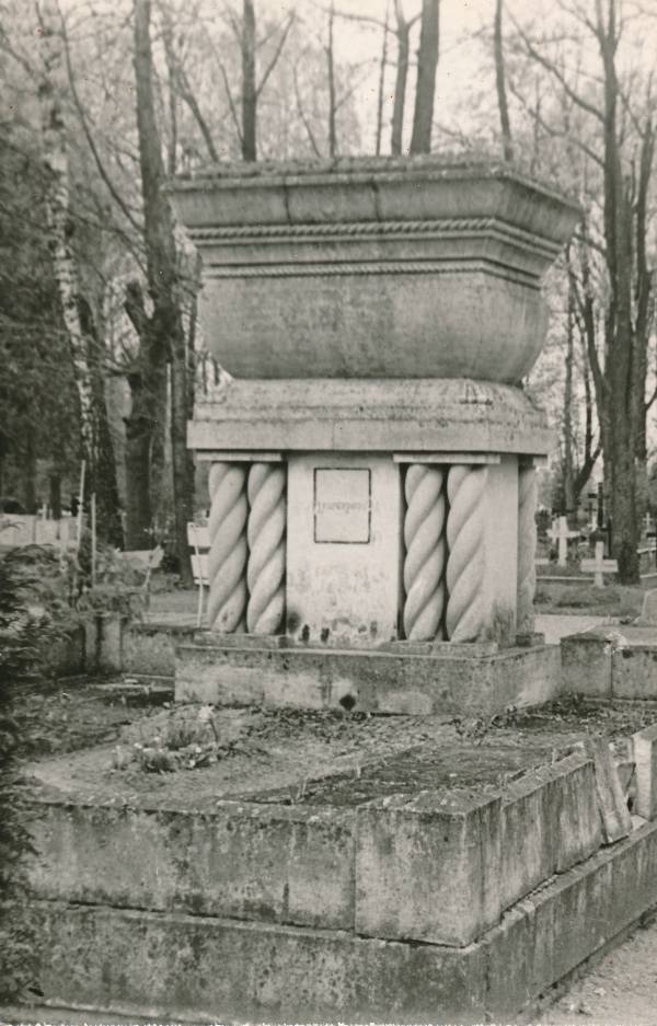 Hauasammas: Julius Kuperjanov, Raadi kalmistu.  Tartu, 1967.