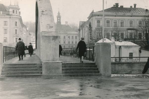 Jalakäijate sild, taga Raekoja plats. Tartu, 1967.