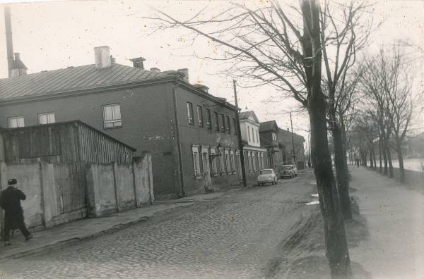 Emajõe t, saun "Emajõe"  (vasakult 2. maja). Tartu, 1967.