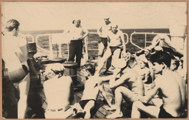 Mootorlaeva "Mahtra" reisi jäädvustused. Meeskonnaliikmed päevitavad laeva ahtriosas